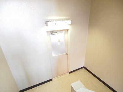 女子用トイレ＞階段の踊り場に＞